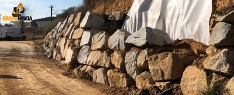 proceso de construcción de muro de escollera en Barcelona